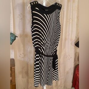 *** White House Black Market Short Sleeve Dress with Gold Shoulder Details. Sm.